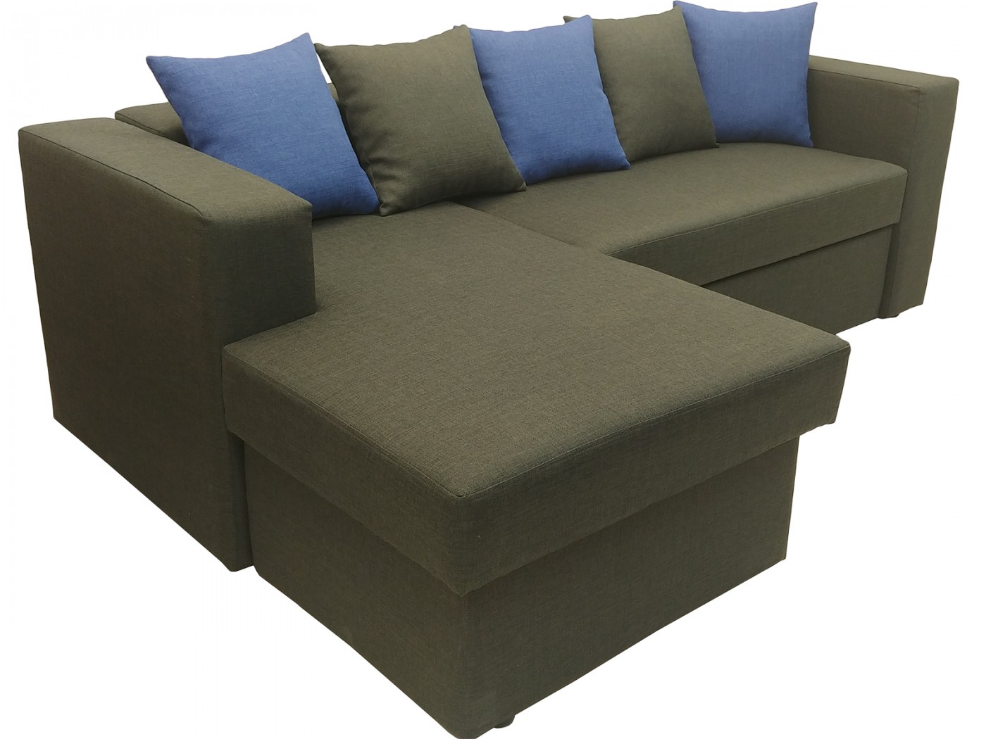 Угловой диван с цветными подушками